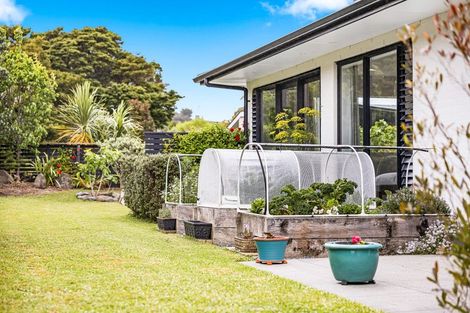 Photo of property in 18 Awanui Crescent, Matakana, 0985