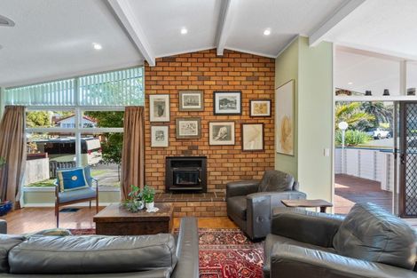 Photo of property in 11 Arosa Place, Forrest Hill, Auckland, 0620