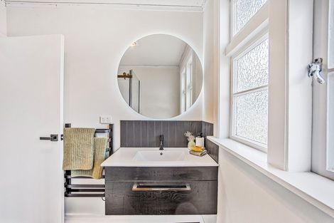 Photo of property in 115 Sunnyside Road, Sunnyvale, Auckland, 0612