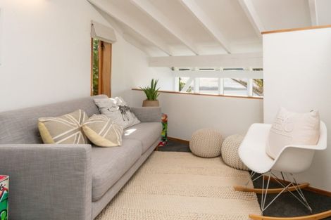 Photo of property in 6 Nakora Road, Karaka Bays, Wellington, 6022