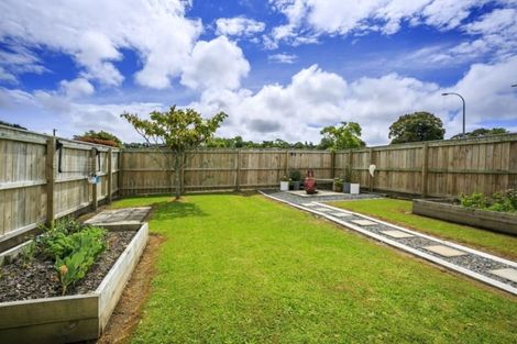 Photo of property in 2/50 Cheval Drive, Totara Vale, Auckland, 0629