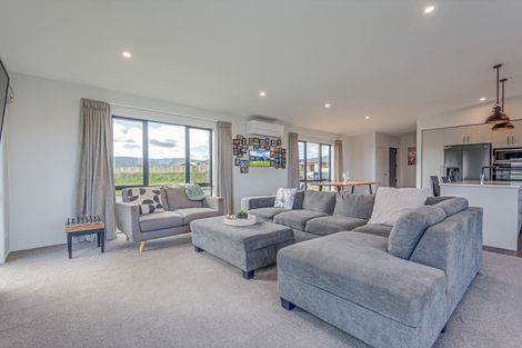 Photo of property in 49 Johnstone Drive, Fitzherbert, Palmerston North, 4410