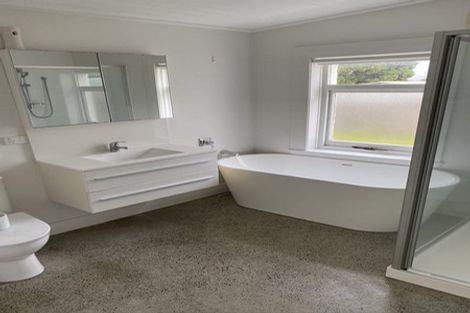 Photo of property in 27 Islington Avenue, New Lynn, Auckland, 0600