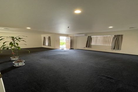 Photo of property in 34 Ginders Drive, Massey, Auckland, 0614