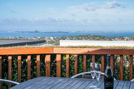 Photo of property in 8a Ava Avenue, Titirangi, Auckland, 0604