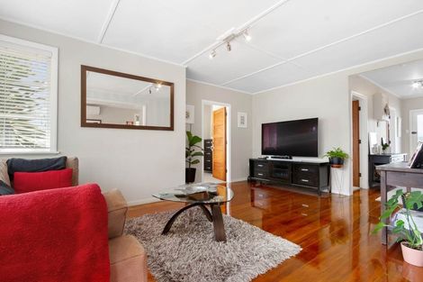 Photo of property in 43 Hutchinson Avenue, New Lynn, Auckland, 0600