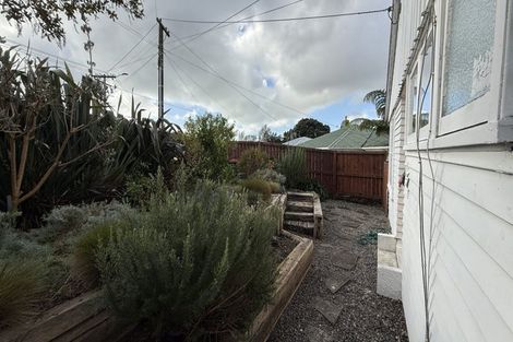 Photo of property in 24 Banks Street, Marfell, New Plymouth, 4310