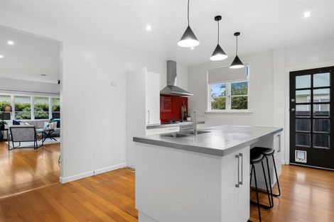 Photo of property in 187 Centaurus Road, Saint Martins, Christchurch, 8022