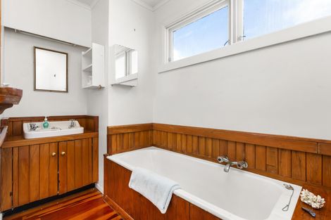 Photo of property in 7 Government Road, Raglan, 3225