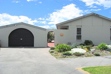 Photo of property in 90 Englefield Road, Northwood, Christchurch, 8051