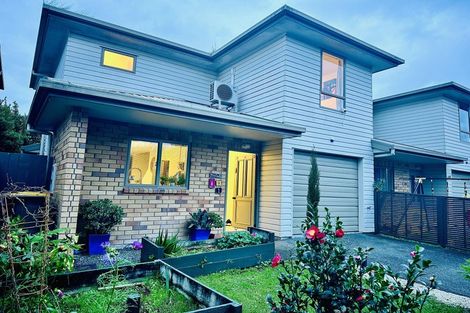 Photo of property in 27 Verdale Circle, Glen Eden, Auckland, 0602