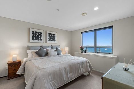 Photo of property in 72 Devonport Road, Tauranga, 3110
