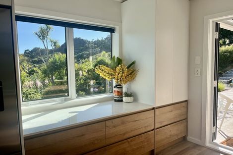 Photo of property in 15 Piha Road, Piha, New Lynn, 0772