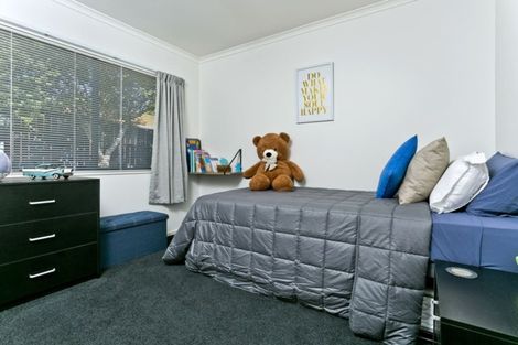 Photo of property in 15 Thornbill Rise, Unsworth Heights, Auckland, 0632