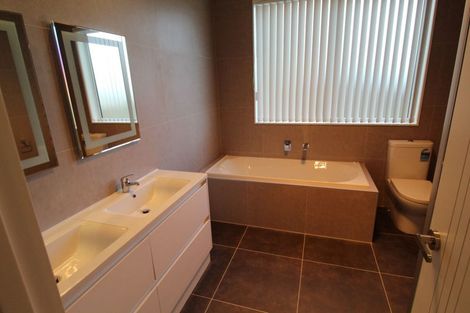 Photo of property in 17 Grove Way, Riverhead, 0820