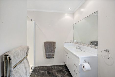 Photo of property in 60 Cabeleigh Drive, Helensville, 0800