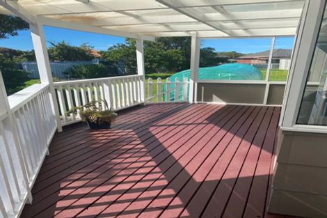 Photo of property in 27 Clinton Avenue, Te Atatu Peninsula, Auckland, 0610
