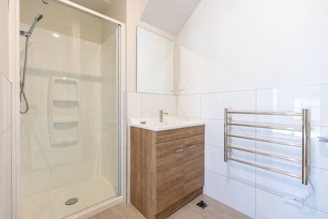 Photo of property in 5 Wharetana Crescent, New Lynn, Auckland, 0600