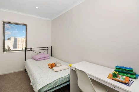 Photo of property in 10/17 Harbour View Road, Te Atatu Peninsula, Auckland, 0610