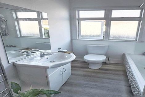 Photo of property in 290 Lake Terrace Road, Shirley, Christchurch, 8061