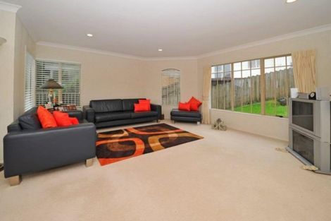 Photo of property in 2/49 Ribbonwood Crescent, Goodwood Heights, Auckland, 2105