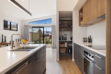 Photo of property in 4 Shallow Close, Jacks Point, 9371