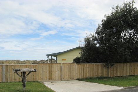 Photo of property in 15 Manga-pirau Street, Waikawa Beach, Manakau, 5573