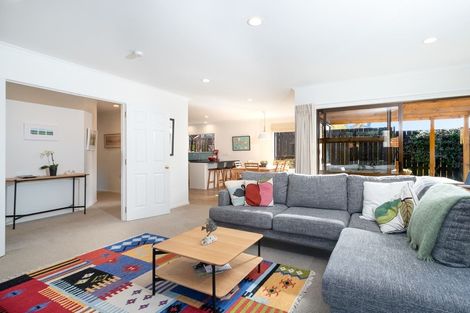 Photo of property in 11 Javelin Place, West Harbour, Auckland, 0618