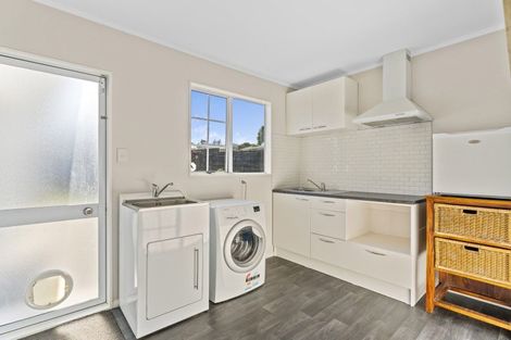 Photo of property in 4 Ingle Avenue, Waipahihi, Taupo, 3330
