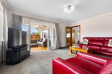 Photo of property in 32 Gloria Avenue, Te Atatu Peninsula, Auckland, 0610