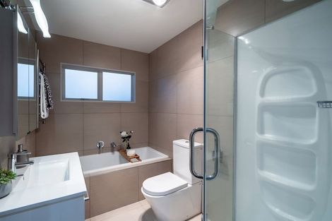 Photo of property in 46 Raleigh Road, Northcote, Auckland, 0627