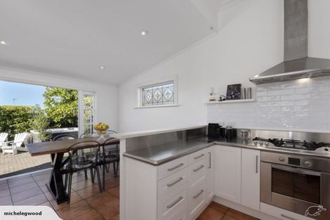 Photo of property in 1/86 Birkenhead Avenue, Birkenhead, Auckland, 0626