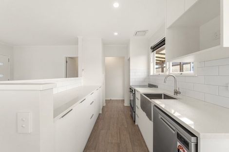 Photo of property in 16 Rewarewa Road, Te Atatu Peninsula, Auckland, 0610