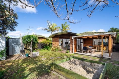 Photo of property in 11 Javelin Place, West Harbour, Auckland, 0618