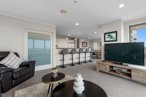 Photo of property in 72 Devonport Road, Tauranga, 3110