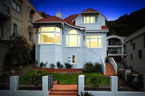 Photo of property in 210 Oriental Parade, Oriental Bay, Wellington, 6011
