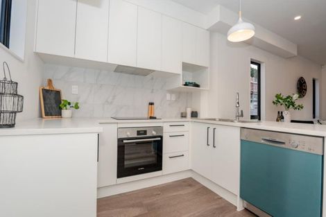 Photo of property in 21 Morihana Close, Glen Eden, 0602