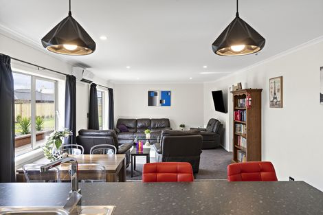 Photo of property in 1 Routhan Way, Carterton, 5713