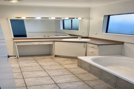 Photo of property in 2/90 Pupuke Road, Hillcrest, Auckland, 0627