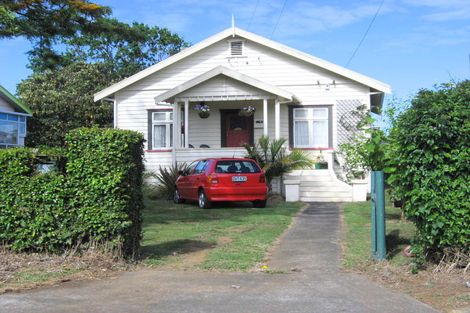 Photo of property in 17 Kiwi Esplanade, Mangere Bridge, Auckland, 2022