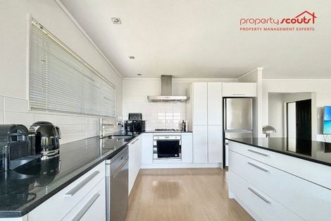 Photo of property in 2/33 Montgomery Avenue, Rothesay Bay, Auckland, 0630