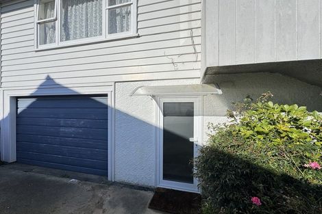 Photo of property in 21 Quigley Street, Newlands, Wellington, 6037