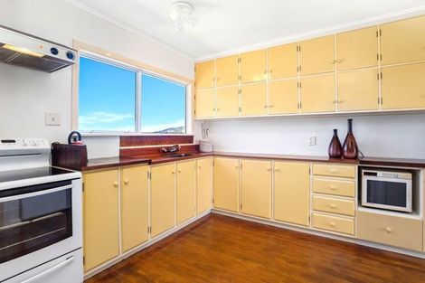 Photo of property in 12 Kinapori Terrace, Newlands, Wellington, 6037
