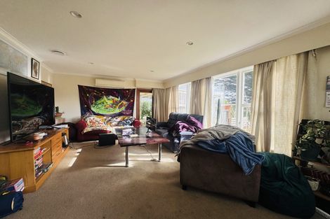 Photo of property in 19 Pinkerton Grove, Newlands, Wellington, 6037