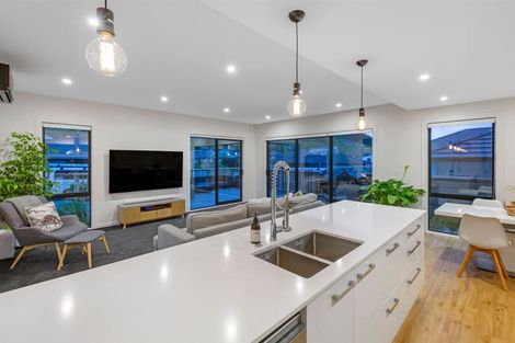 Photo of property in 5 Hull Place, Whitby, Porirua, 5024