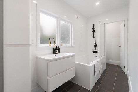 Photo of property in 13 South Lynn Road, Titirangi, Auckland, 0604