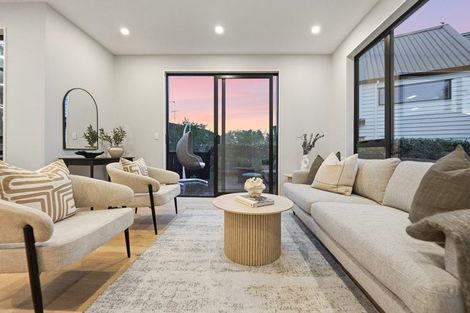 Photo of property in 8c Catalina Crescent, Forrest Hill, Auckland, 0620