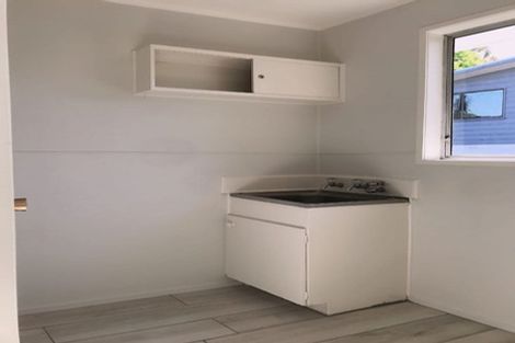 Photo of property in 8 Jenanne Place, Totara Vale, Auckland, 0629