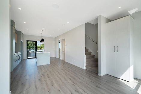 Photo of property in 3/105 Hobsonville Road, West Harbour, Auckland, 0618