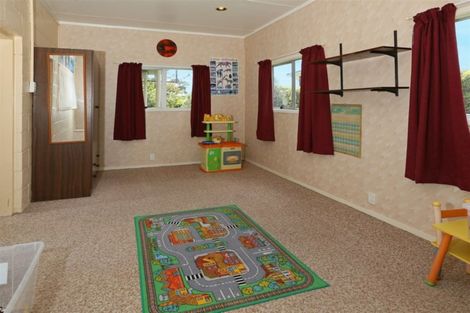 Photo of property in 11 Meadow Crescent, Te Atatu South, Auckland, 0602